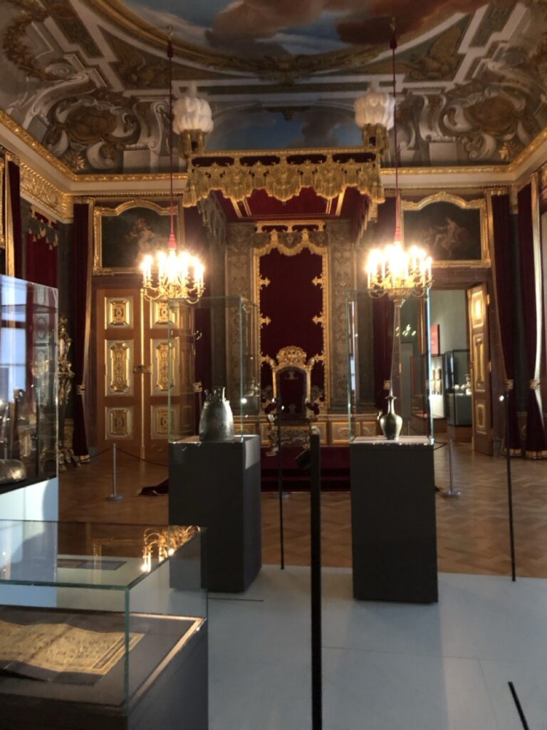 Blick zwischen Vitrinen auf den Thron in der Dresdner Residenz