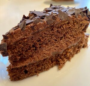Ein Stück Schokotorte mit zwei Biskuitschichten, Schokocreme und Schokoraspeln