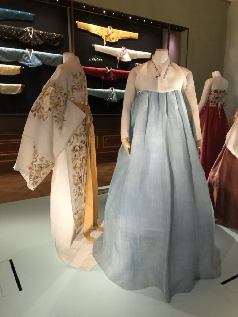 Ein weiß-blauer koreanischer Hanbok