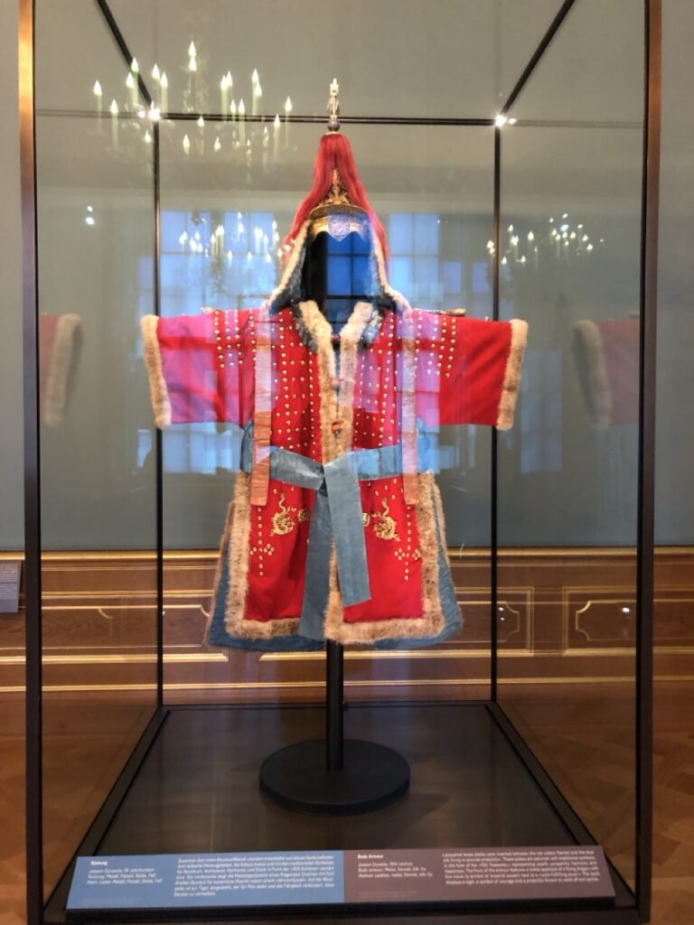 Eine rote koreanische Uniform.