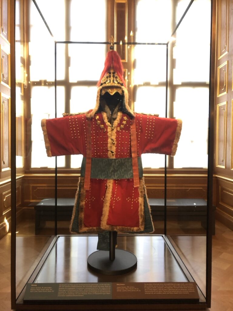 Eine rote koreanische Uniform.