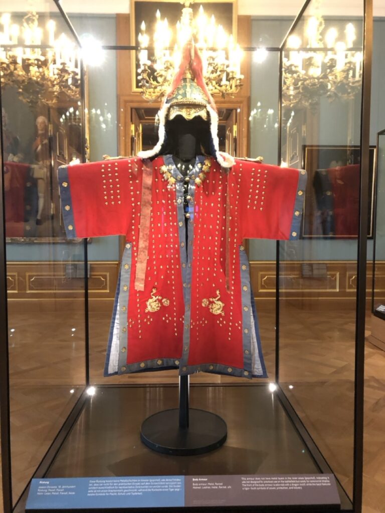 Eine rote koreanische Uniform.